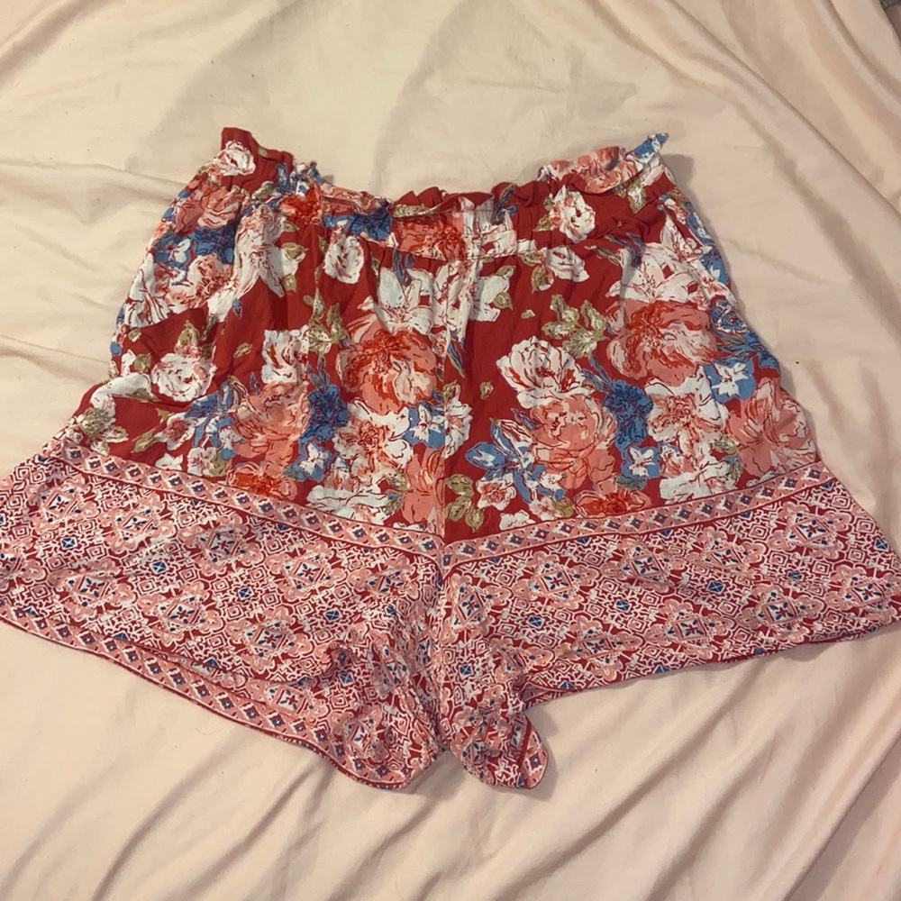 Floral shorts with elastic ruffle waistband